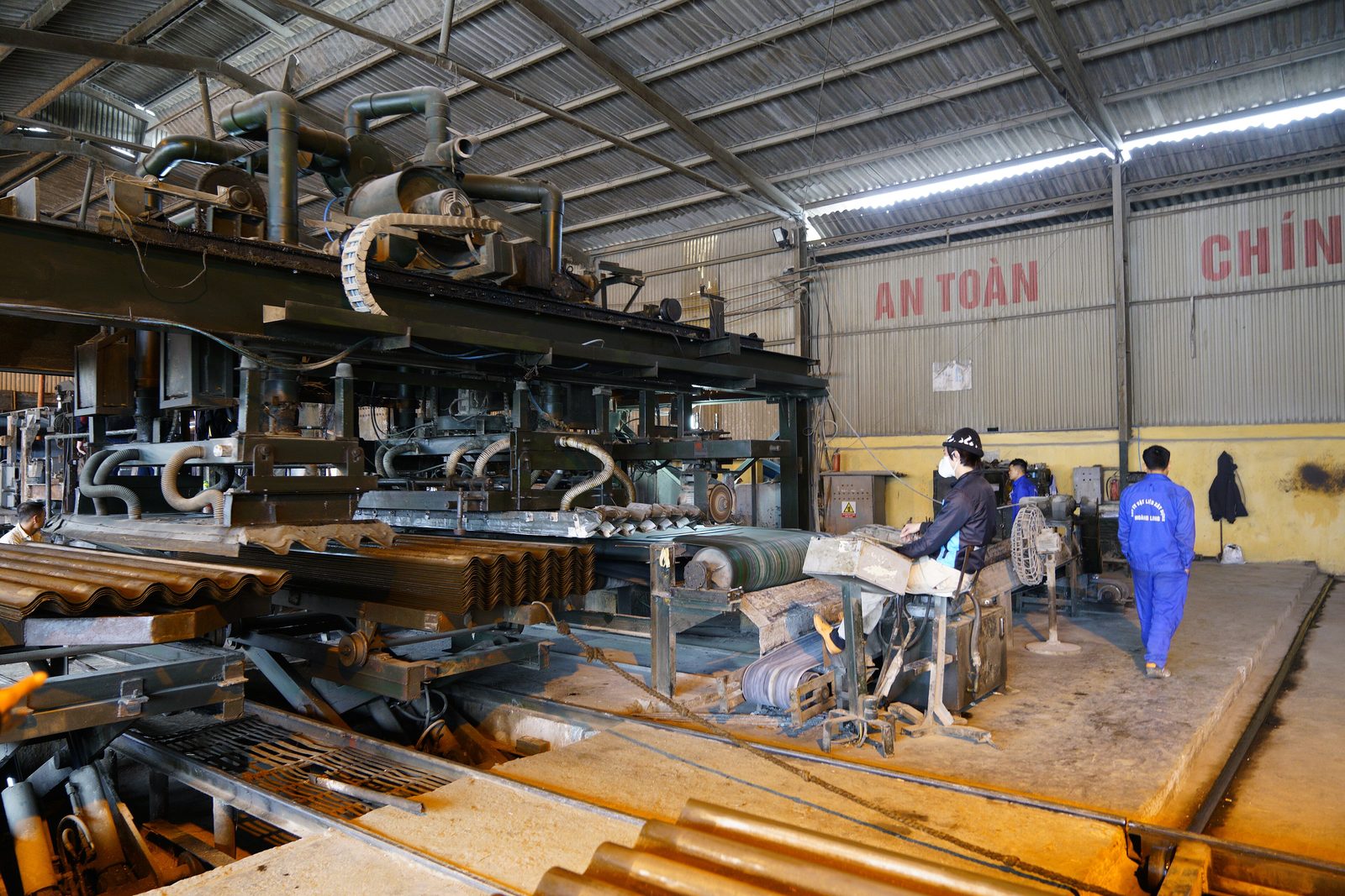 Dây chuyền sản xuất trong một nhà máy ở Việt Nam