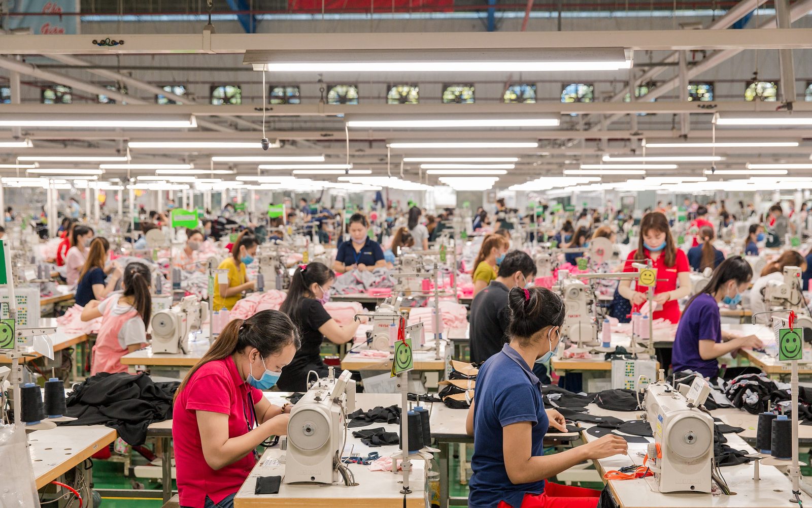 Công nhân trong một xưởng may tại Việt Nam